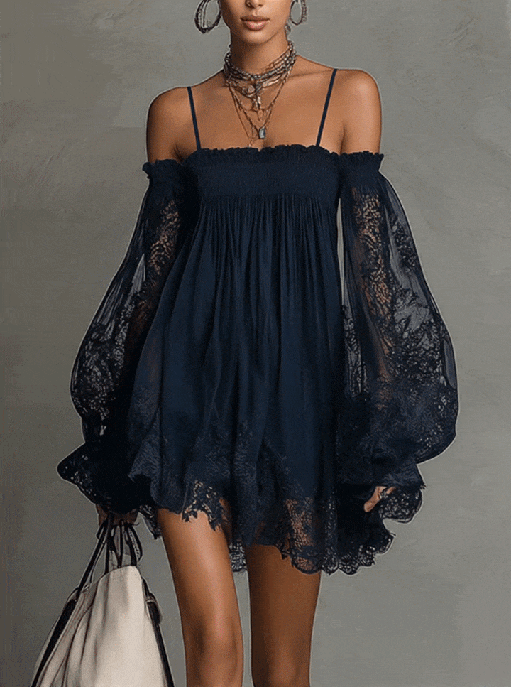 Noemi • Vestito mini in chiffon blu navy con scollo a spalle scoperte, bordo in pizzo e maniche trasparenti